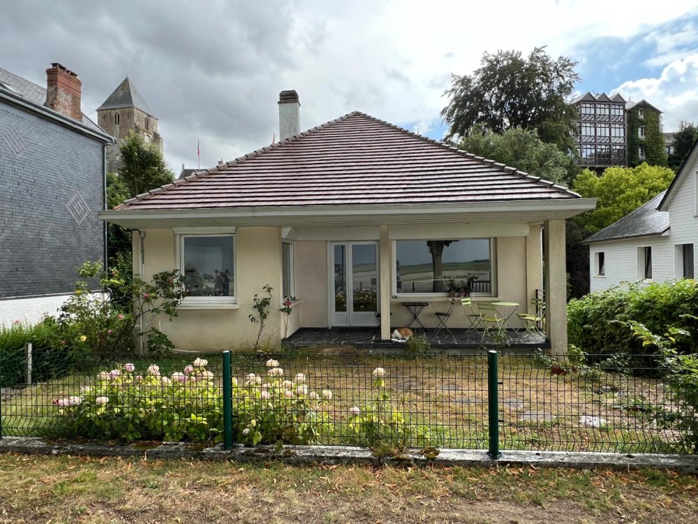 vue de la façade de la maison quai Jeanne d'Arc à St Valery